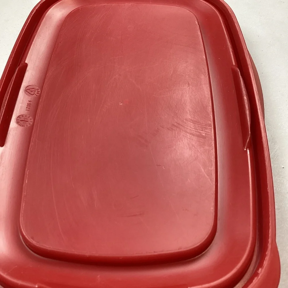 12 Piece Rubbermaid Containers (6 containers with 6 lids)